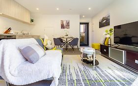 Central Escape On Cashel Street 2 Bed 2 Bath